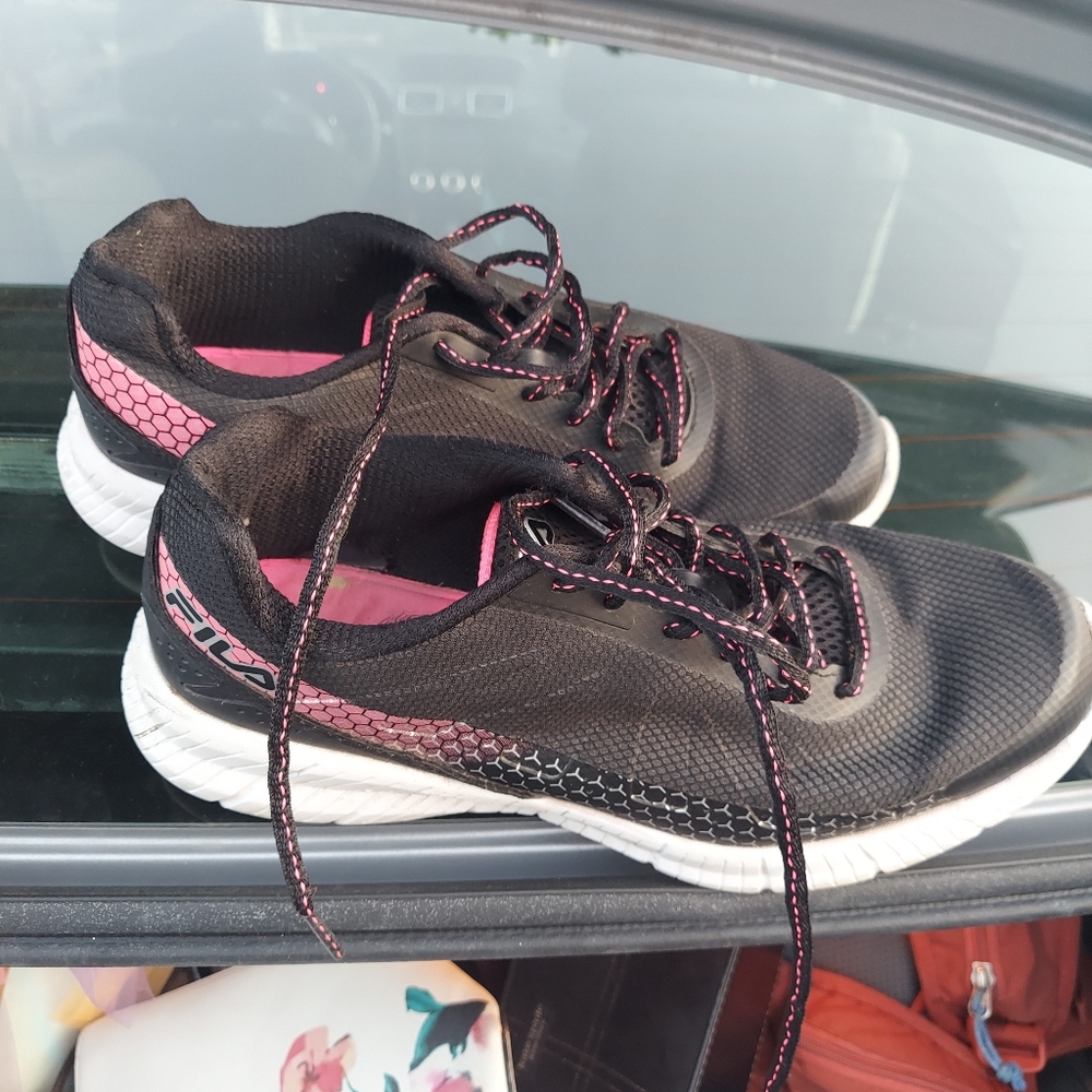 𝅺FILA WOMEN'S lace up sneakers size 10